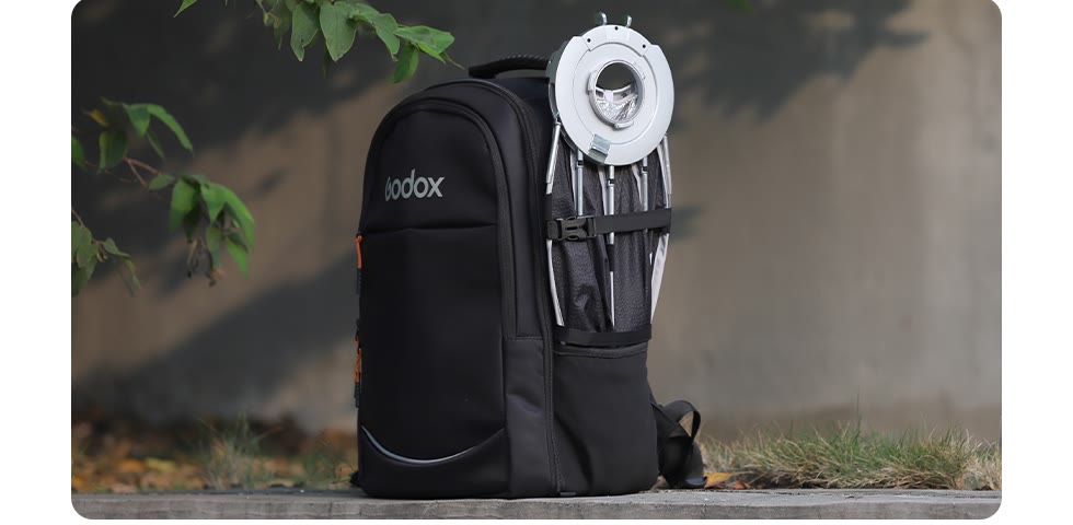 Сложенный beauty dish EazyFlow, закреплённый на рюкзаке